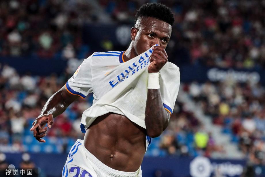 电竞新秀选手签约国内顶级战队